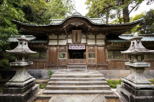 Shizukiyama Shrine inside the park is associated with the Mōri family, whose members headed the Chōshū domain. (© Nippon.com)
