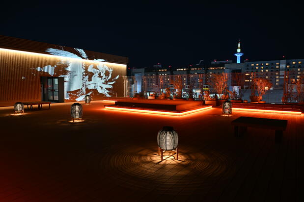 手握酒杯、享受夜景,在屋顶露台回味演出余韵 ©DRUM TAO THEATER KYOTO