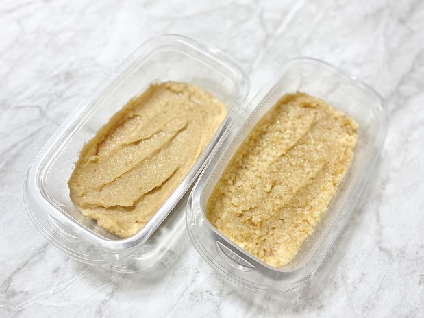 炊飯器で作った白味噌（右）。粒が気になる場合はフードプロセッサーにかけると市販品（左）のように滑らかになる