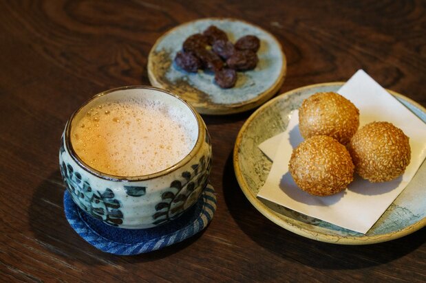 散发姜香的印度奶茶、自家制作的芝麻团子和农家直送的葡萄干