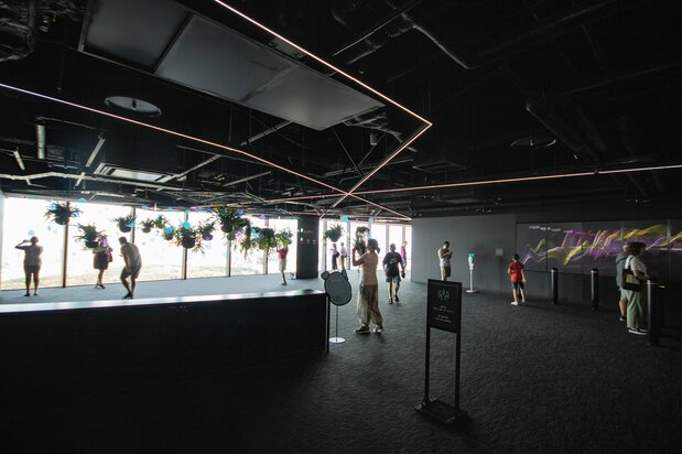 通过影像展示时间流逝的“TIME RIVER”（图片右侧）是46层观景走廊的起点