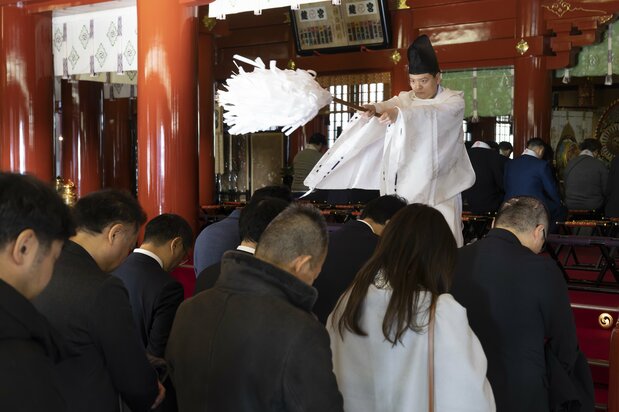 上班族在临开工前去东京都千代田区祭拜神田明神，以求生意兴隆。2024年1月4日，东京都千代田区（图片：时事社）