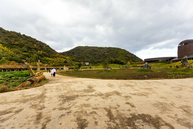 Pathways throughout the grounds seem like tracks on a farm. (© Nippon.com)