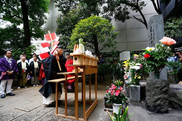 在平将门首级塚前举办的祭祀仪式