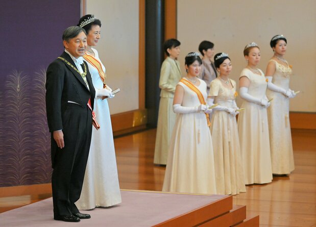德仁天皇与皇后在新年祝贺之仪上致辞,1月1日,皇居宫殿“松之间”(时事社)