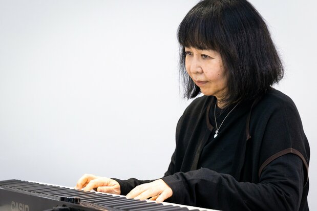 演奏Casio电子琴的奥田女士