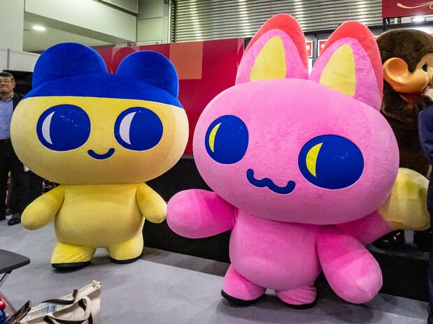 The main character Mametchi alongside the new companion Meowtchi. (© Nippon.com)