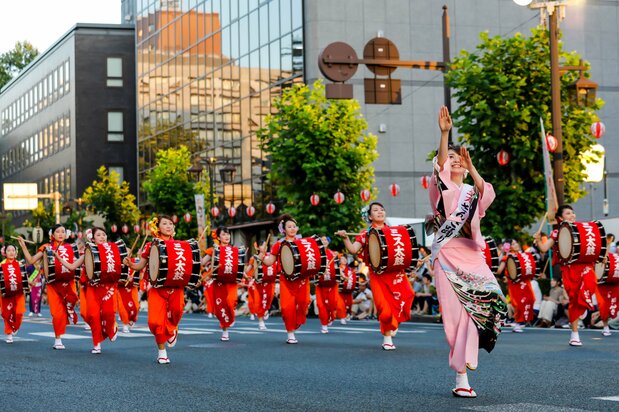 ミスさんさ踊りは選出されてから2カ月間、稽古に励む。行列の先頭で、その成果を披露する
