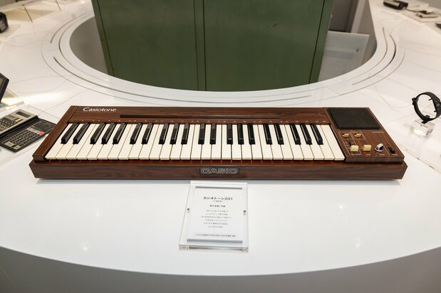 Casio总公司展柜里展示的第一号电子乐器“Casiotone 201”,能够演奏29种乐器音色