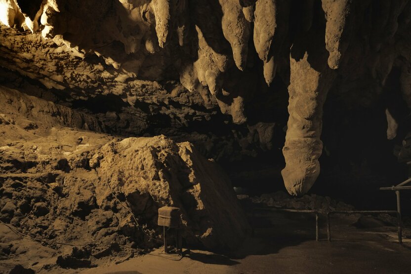Dans la grotte d’Ikiga, dite « masculine », les visiteurs passent sous des rangées de stalactites à la silhouette phallique, ajoutant une touche d’aventure à l’expérience. (© Ôsaka Hiroshi)