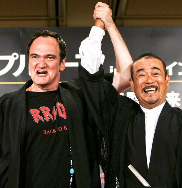 2007年8月2日,在东京举行的记者会上,昆汀·塔伦蒂诺(左)与千叶真一(右)亲密互动(图片:路透社/共同社)