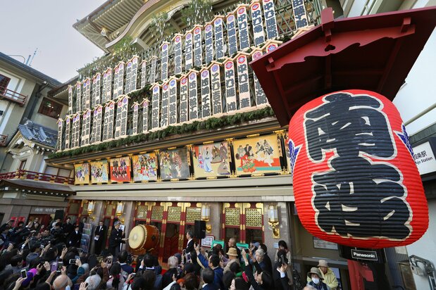 2018年，吉例颜见世公演首日。剧场外的挂牌上有松本白鹦、松本幸四郎、市川染五郎等重量级演员的名字，阵容豪华（图片：时事社）
