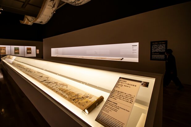 此次展览还展出了重要文化遗产《鹤下绘三十六歌仙和歌卷》全卷（收藏于京都本法寺）。由江户时代初期著名画家俵屋宗达作画，本阿弥光悦作书。会场天花板上装饰着复制品