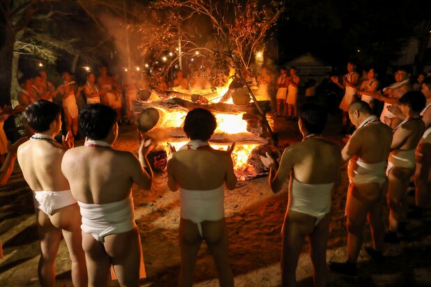 La recepción nupcial al desnudo concluye en un ambiente acalorado.