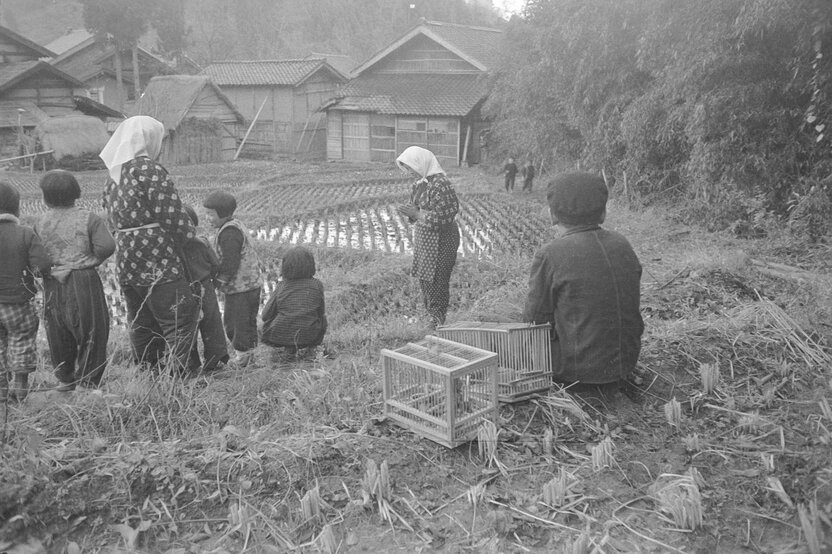 Une famille habitant à Hanami qui accueille la divinité. (© Haga Hideo)