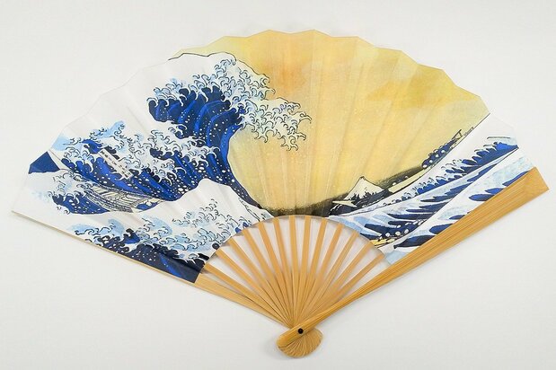 江户折扇。《神奈川冲浪里》,浮世绘《富岳三十六景》系列作品之一,葛饰北斋绘(图片:伊场仙)