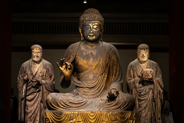 北円堂の本尊・弥勒如来坐像。脇に立つのが無著菩薩立像（右）と世親菩薩立像（左）