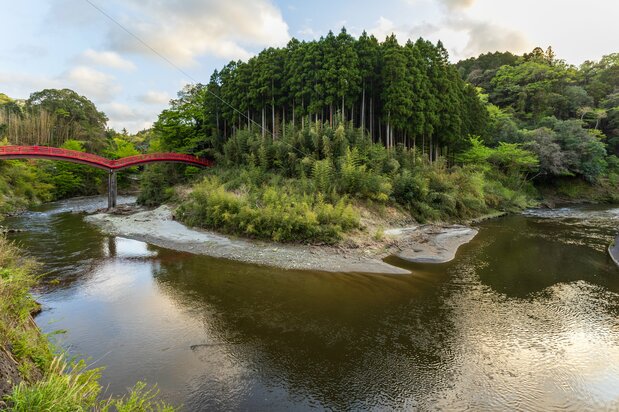 La rivière Yôrô en début de soirée : l'exposition TeamLab est au-delà du pont Taiko. (Nippon.com)