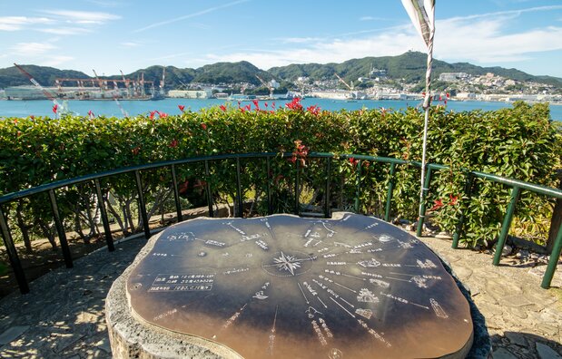 从庭院遥望造船设施林立的长崎港