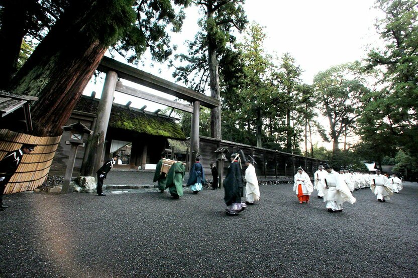 11月23日 新尝祭。这是天皇向天神地祇供奉新谷并亲自食用,感谢神灵赐予丰登的祭祀仪式