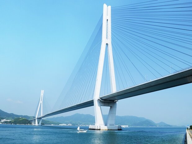 连接广岛县生口岛和爱媛县大三岛的多多罗大桥
