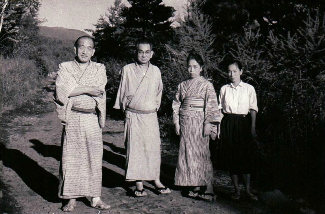 左起：小津安二郎、野田高梧、野田静、野田玲子（图片：野田高梧纪念蓼科剧本研究所）