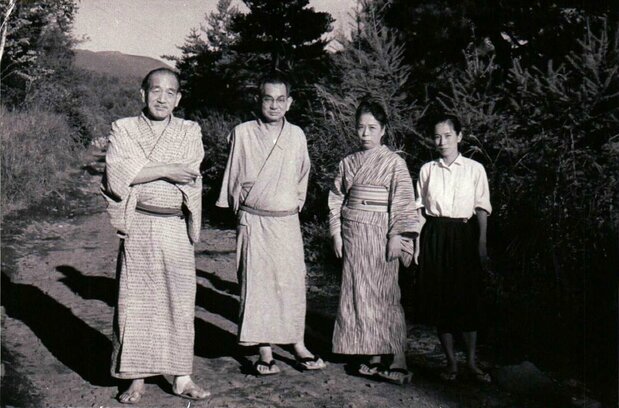 From the left: Ozu Yasujirō, Noda Kōgo, his wife Shizu, and their daughter Reiko. (Courtesy of Yamanouchi Michiko and the Kōgo Noda Memorial Tateshina Writers Research Institute)