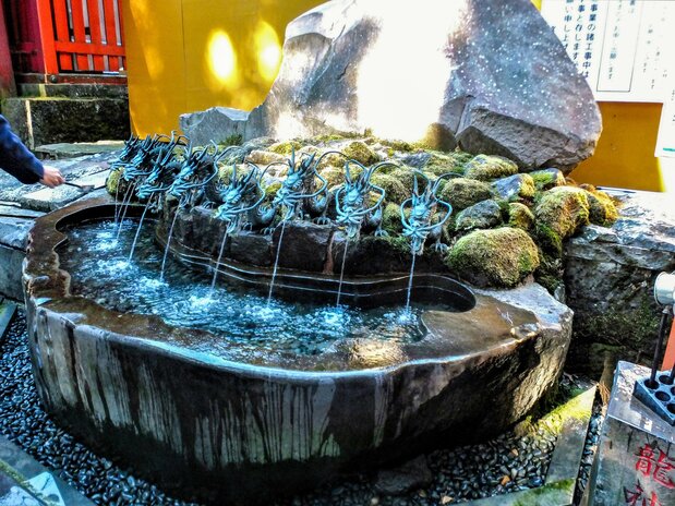 新宫前的水池。九条龙口中涌出的“龙神水”,是净化不洁之物的圣水(笔者拍摄)