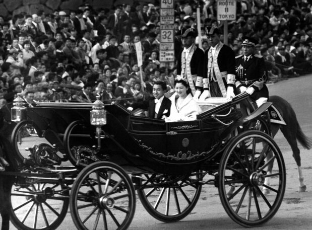 Crown Prince Akihito and Crown Princess Michiko’s wedding parade. (© Reuters)