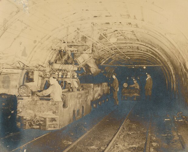 Workers in the mine tunnel. (© Gunkanjima Digital Museum)