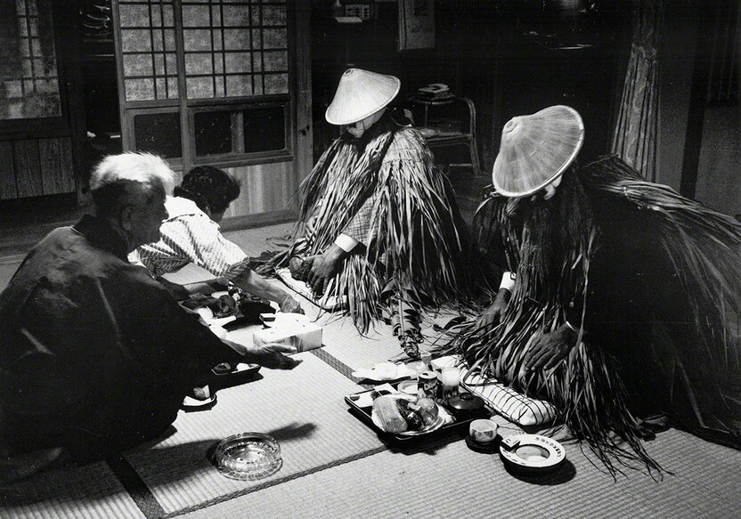 《迎神宴》。这是冲绳县石垣岛川平地区的新年传统活动。村民设宴款待从大海彼岸“尼拉伊”(冲绳民俗中传说的极乐净土)之国而来的神明。画面传递出人与神明密切交流的庄重感(摄于1988年)