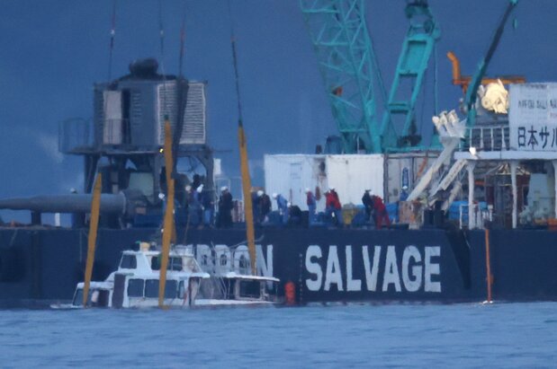被作业船“海进”（打捞公司“日本Salvage”）打捞，浮出海面的游船“KAZU I”（左下）（2022年5月，北海道斜里町）（图片：时事社）