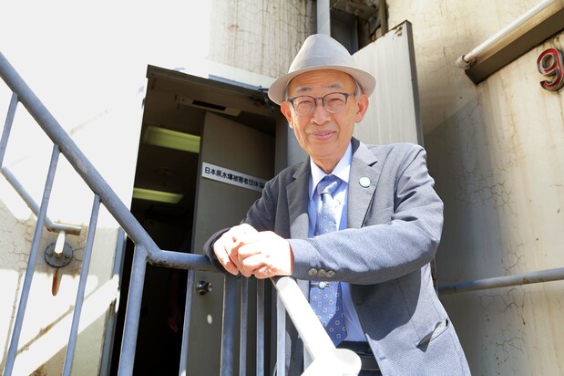 日本被団協の事務所前に立つ濱住治郎さん（撮影：花井智子）