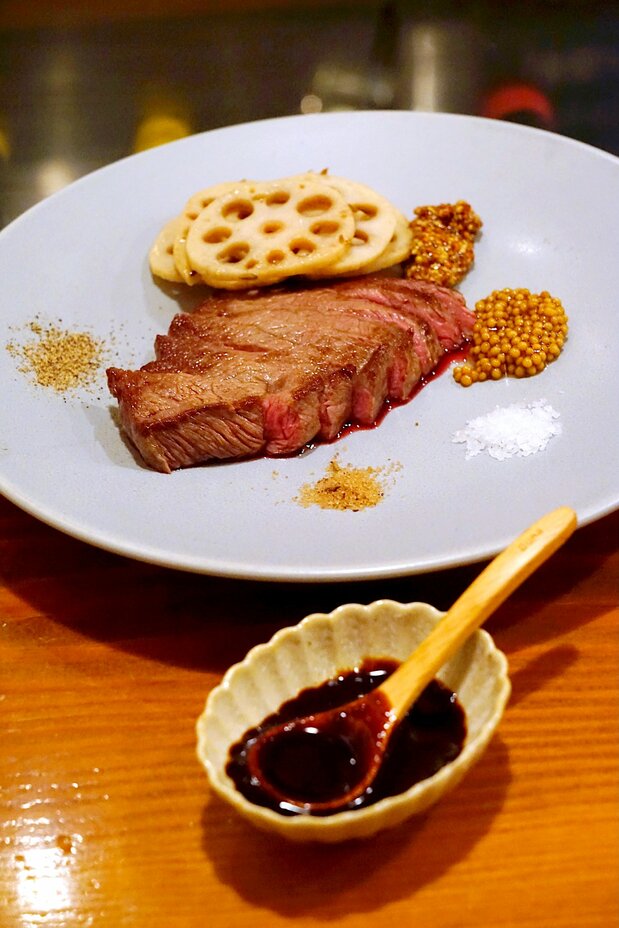 Pedí un plato de wagyū en la vinoteca Vinya de Himeji y lo probé con Karazō Muchōsei Gen’eki. El dulzor de la grasa de la ternera se fundió con el sabor umami del Karazō, aportando una nueva dimensión al sabor de la carne. (© Ukita Yasuyuki)