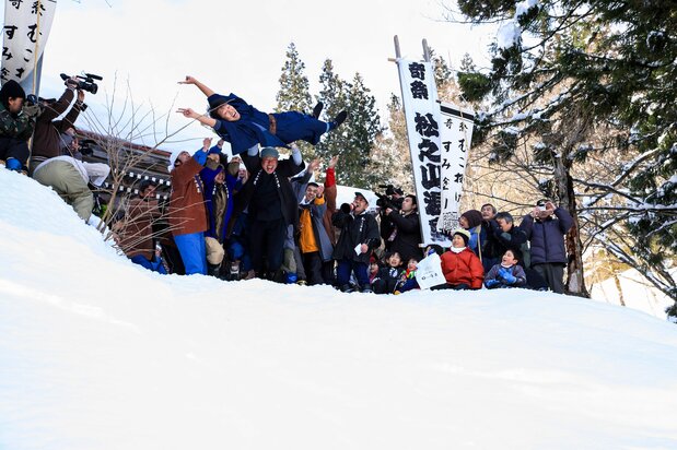 Una pendiente de cinco metros, acolchada por nieve polvo profunda; aunque los participantes se lancen con fuerza no deben preocuparse por hacerse daño.