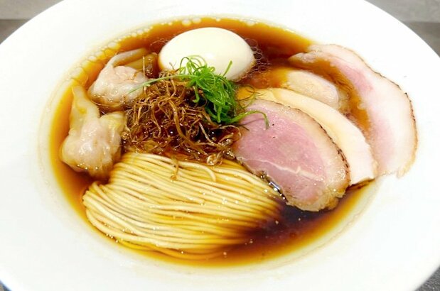 祐天寺“Ramen Break Beats”店的特级酱油拉面，摆盘美观齐整（图片：山川大介）