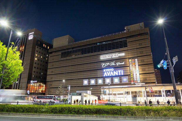 从京都站八条口拍摄剧场所在的AVANTI大厦,从车站的地下人行通道可直达剧场