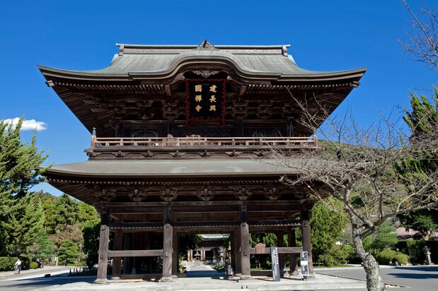 建长寺的三门（山门），与后方佛殿、法堂、唐门，同为日本国家重要文化遗产
