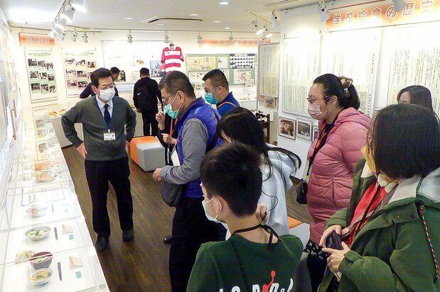 来自台北市的学校供餐相关人员正在参观日本校园餐历史展（图片：学校给食历史馆）