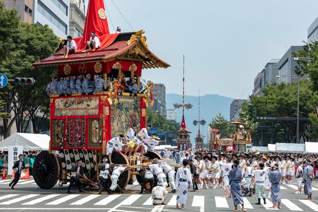 高难度的“旋转彩车”。彩车车轮的构造无法直接转弯,因此人们在地面铺上竹片,浇上水,拉着彩车滑行完成转弯