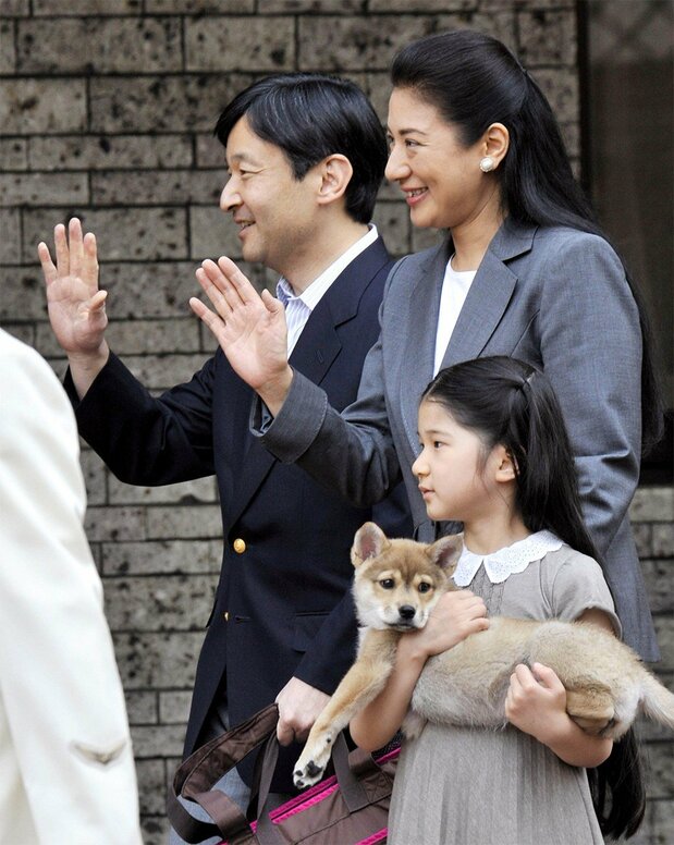 一家人前往御料牧场时，爱子怀抱爱犬“尤莉”（2009年5月，时事社）
