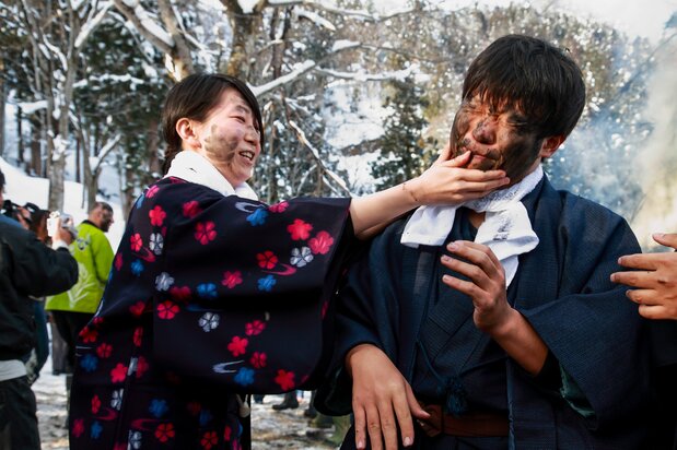 Las parejas que han completado el ritual Mukonage también participan.