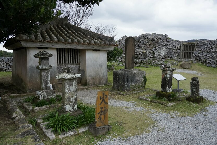 A small shrine to the god of fire, who was worshipped here inside the main keep after the castle fell into ruin. A steady stream of pilgrims still visits the site today. (© Ōsaka Hiroshi)