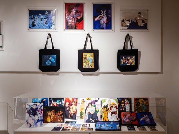 También hay a la venta artículos exclusivos con motivos de la obra.