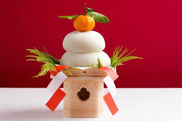 Kagami mochi orné d'une orange amère, de feuilles d'urajiro et de shide (papier en forme de zigzag). (Pixta)