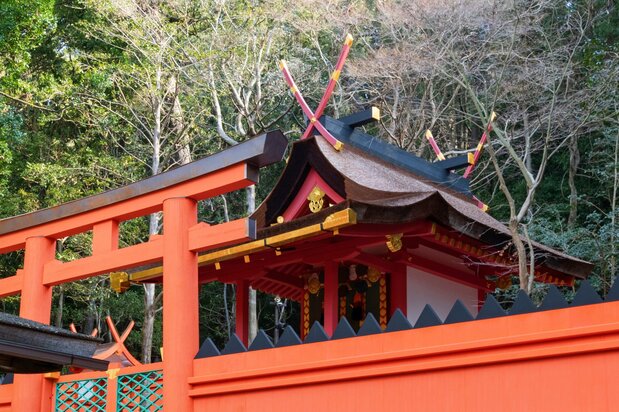 与大宫正殿（国宝）同为“春日造”建筑风格的摄社（位于神社境内或附近的、隶属于该神社的小规模神社——译注）若宫正殿（重要文化遗产）