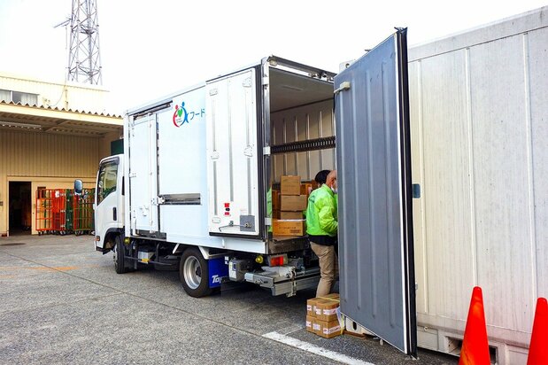 冷凍車からの積み下ろし作業(筆者撮影)