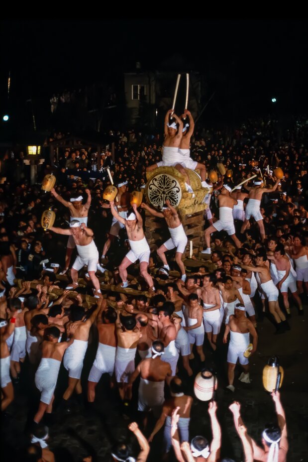 太鼓の上に2人、打面に2人いるたたき手は祭りの花形。ばちは自らの手で柳の木から作り上げる