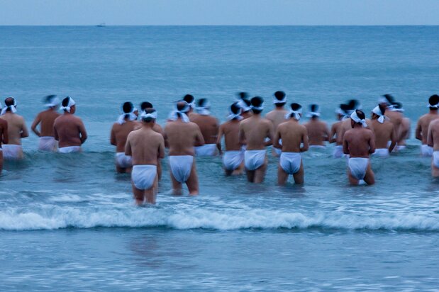 缠着兜裆布下海净身的神职人员