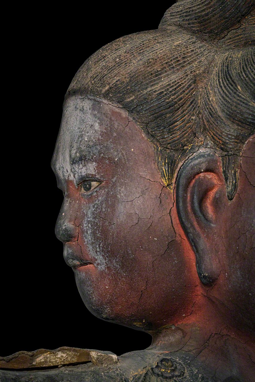 The bitten lower lip of the face on the figure’s left side (as observed) suggests a youth confronting inner turmoil. (© Muda Tomohiro)